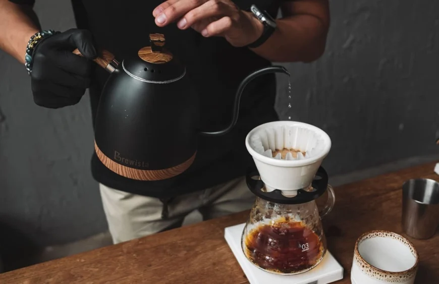 prepare cafea pour coffee