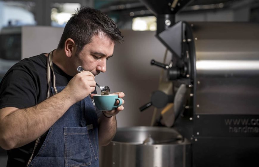 cafeaua proaspat prajita vs cafeaua industriala