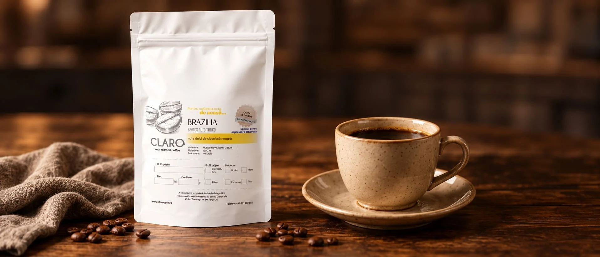 Cafea măcinată Claro și o ceașcă de cafea pe o masă din lemn