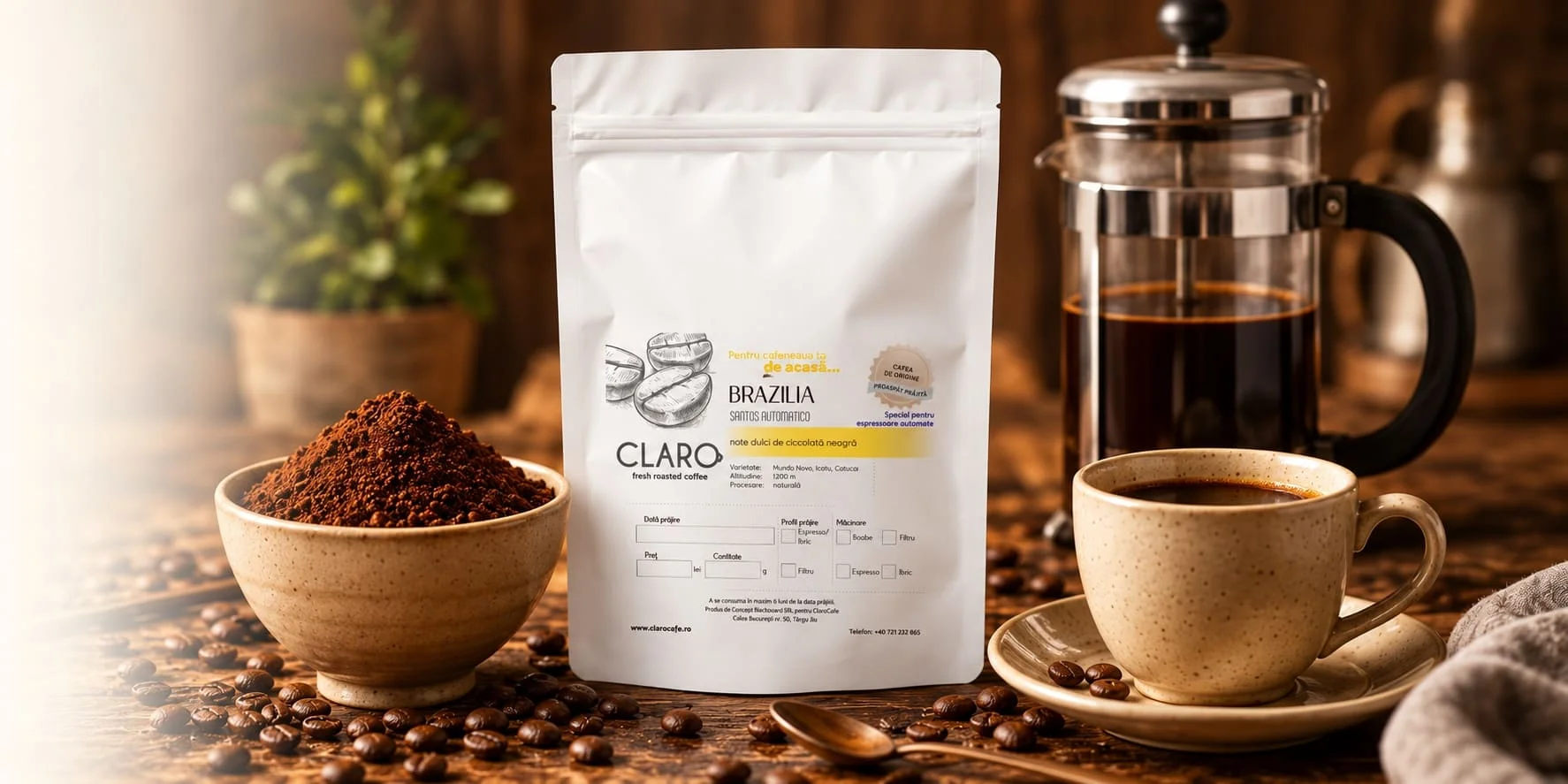 Pungă albă de cafea Claro lângă cafea măcinată, o ceașcă și o presă franceză
