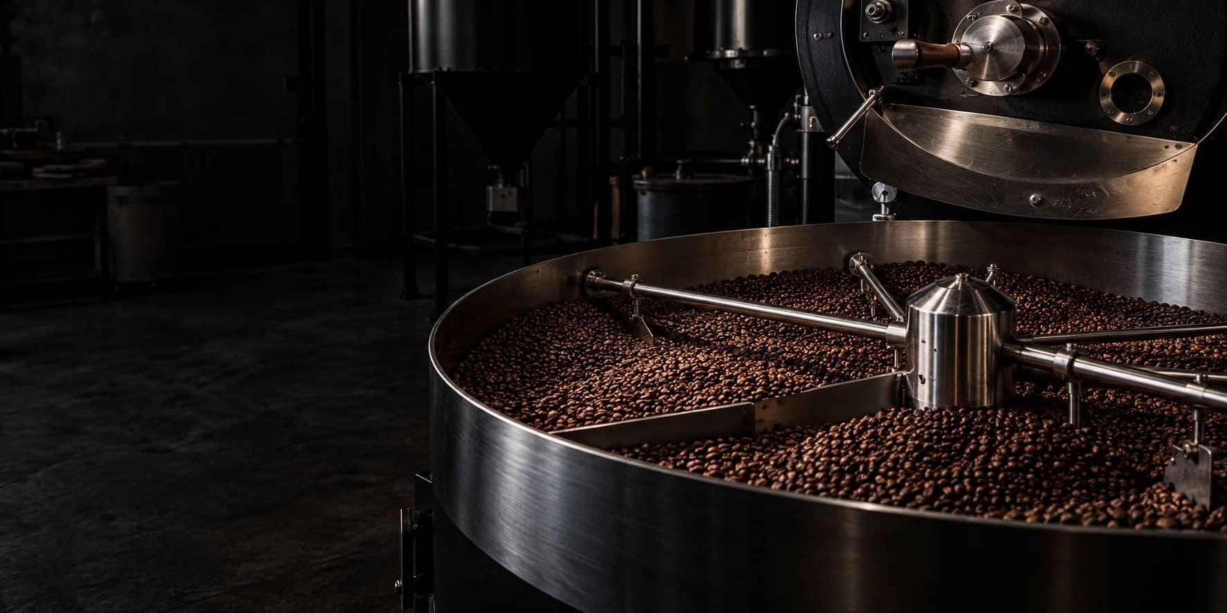 Boabe de cafea în tava de răcire a unui prăjitor